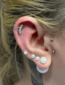 Piercing minimalista en estudio profesional de Bilbao centro