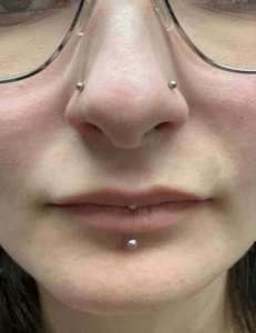Piercing moderno en Bilbao con acabado limpio y discreto