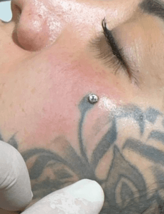 Piercing de oreja realizado en Bilbao con joyería de calidad