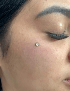 Piercing nasal en estudio higiénico de Bilbao
